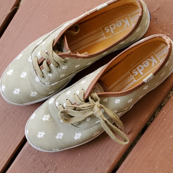 Keds Shoes - Keds olive Green Shoes  7 Vintage